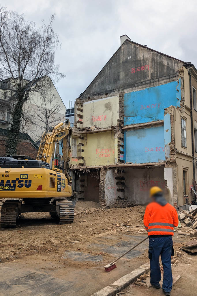 Haus in Wien wird abgerissen, Bagger, Schutt, Arbeiter