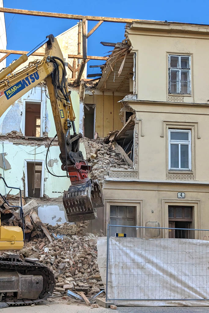 Haus in Wien wird abgerissen, Bagger, Schutt, Bauzaun