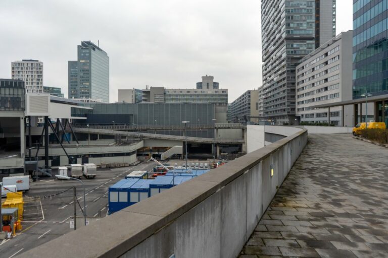 Donau City, LKWs, Hochhäuser, Austria Center, Rampen, Straße, Container