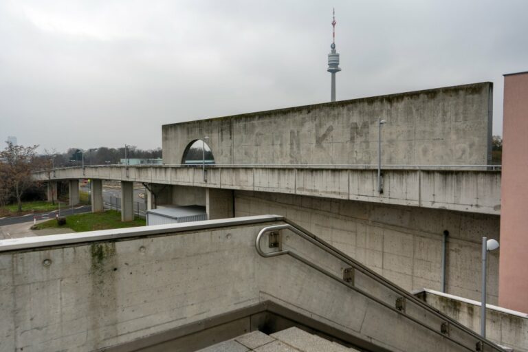 Betonmauern, Stiegen, Donauturm, Straßenlaternen, Geländer, Bäume