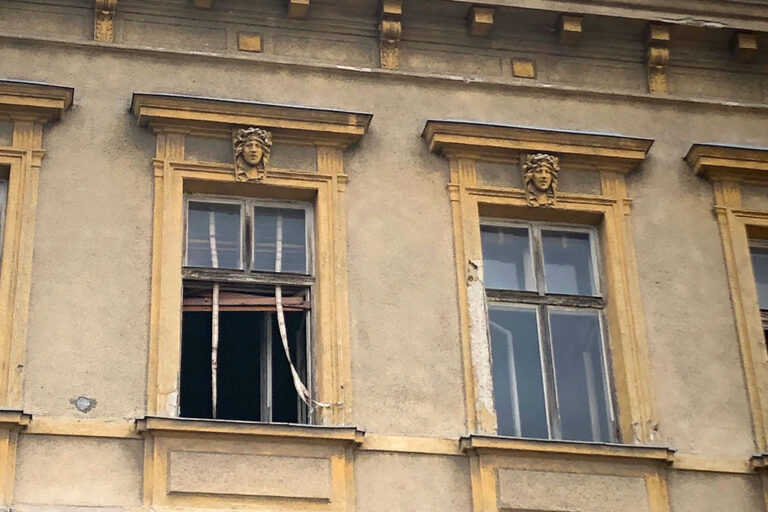 Fenster eines desolaten Altbaus in Hietzing, Fassadendekor, Historismus