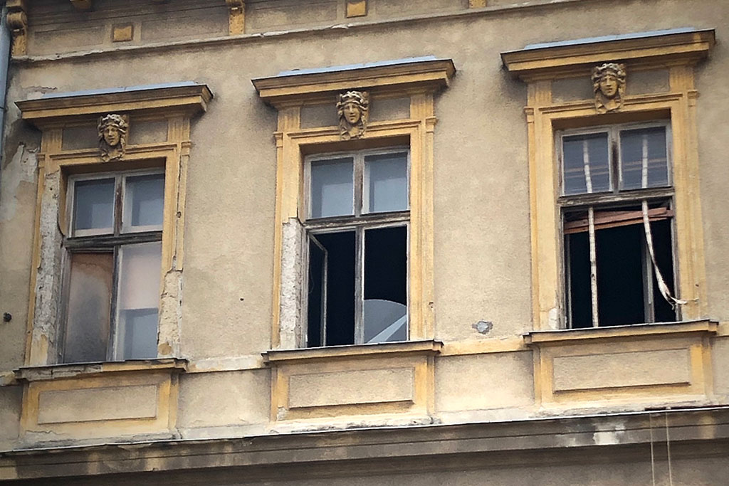 schadhafte Fenster eines Gründerzeithauses in 1130 Wien