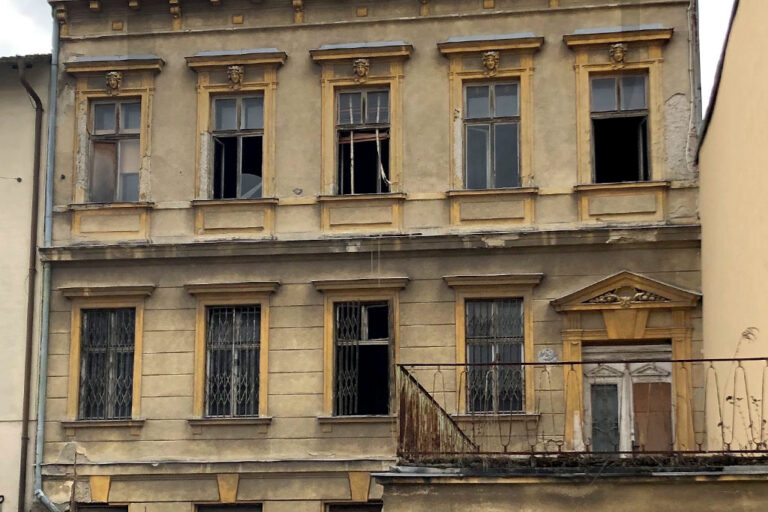 beschädigte Fassade eines Altbaus in Wien-Hietzing, Historismus-Architektur