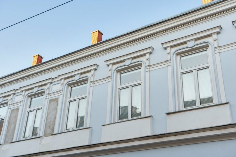 Altbau in 1150 Wien, Hausfassade, Rauchfänge, Ornamente