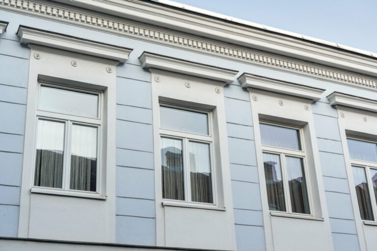 Fenster und Gesims eines Altbaus in Wien