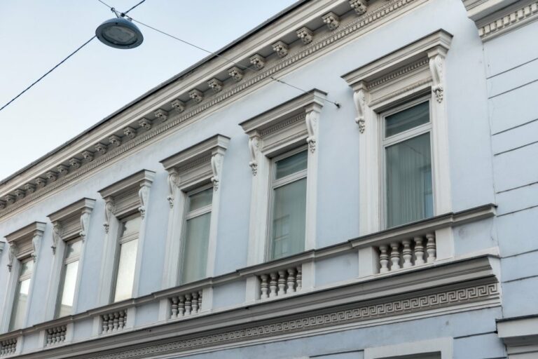 Fenster mit Dekor, Gesimse, Altbau in Wien