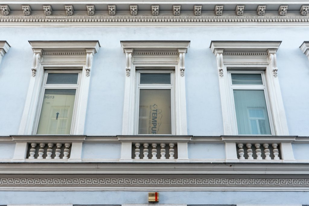 Fenster mit Dekor, Gesims, Altbau, Wien, Rudolfsheim-Fünfhaus