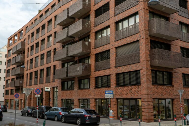 Wohnhausanlage in der Rüdengasse in Wien, parkende Autos, Klinkerarchitektur, Balkone