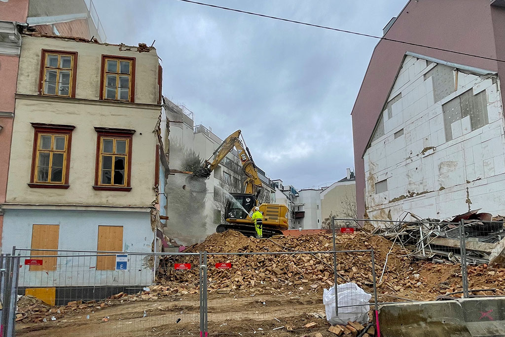 Altbau in Wien wird abgerissen, Bauschutt, Bagger, Absperrgitter