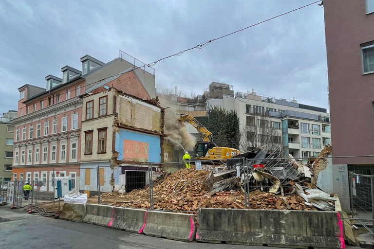 Altbau im 15. Bezirk von Wien wird abgerissen