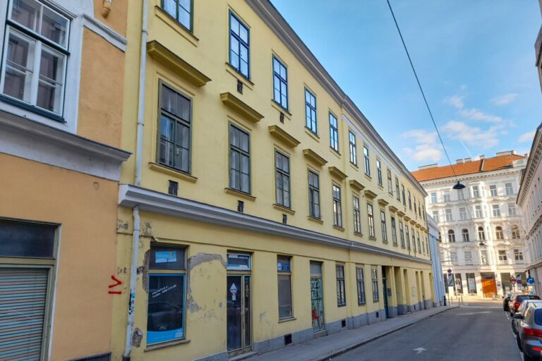 altes Haus in einer Seitengasse der äußeren Mariahilfer Straße