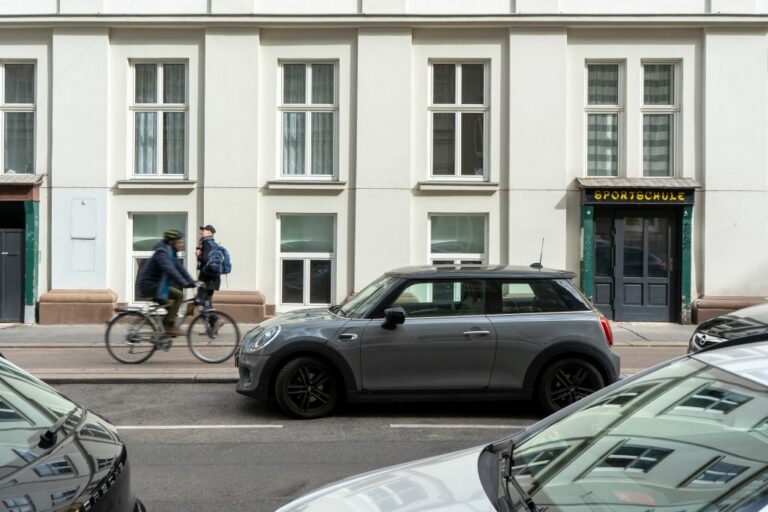Radfahrer, Fußgänger, Autos, altes Haus, Eingang zur "Sportschule"