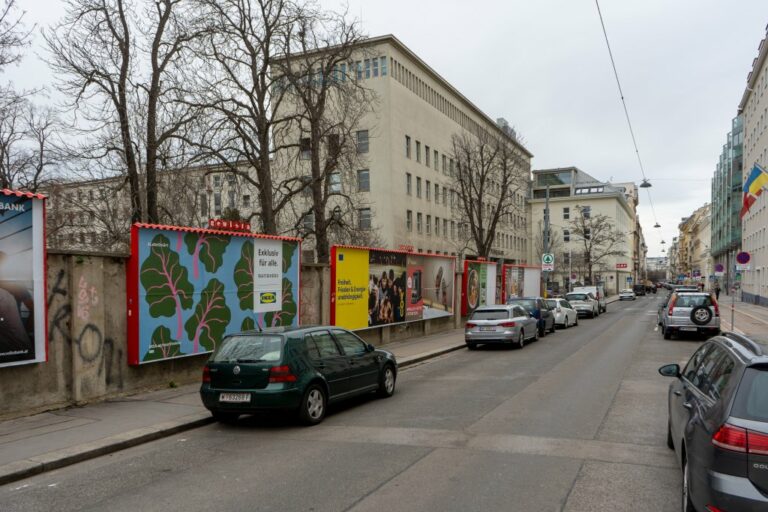 Radiokulturhaus, Plakatwände, Bäume, Autos