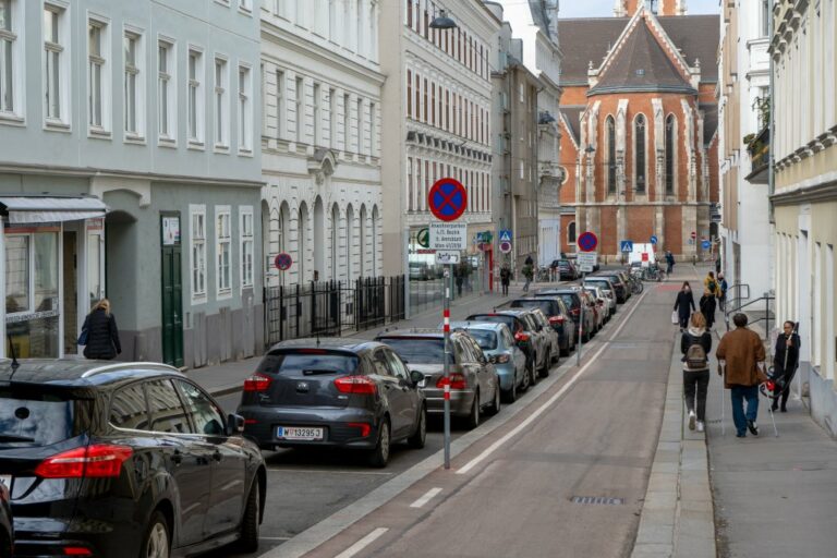 Obere Wieden, parkende Autos, alte Häuser, Kirche, Fußgänger, Radweg, Verkehrsschilder