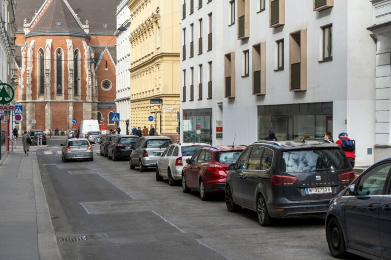 parkende Autos in der Argentinierstraße zwischen Weyringergasse und Goldeggasse