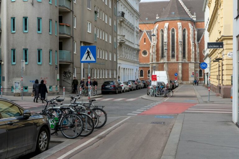 Kreuzung auf der Oberen Wieden, abgestellte Fahrräder, Radweg, Café Goldegg, Goldegggasse