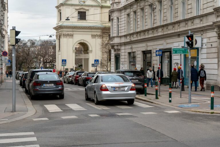 Autos in der Nähe der Karlskirche