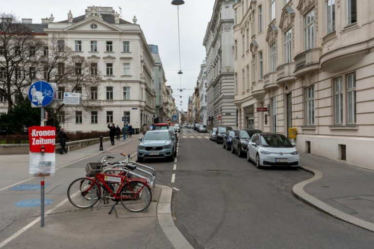 Blick in die Argentinier Straße vom Karlsplatz