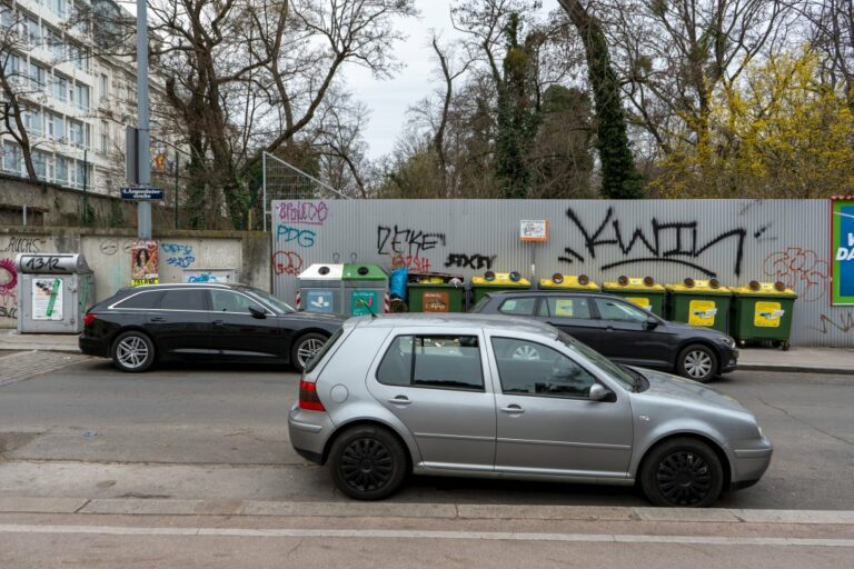 parkende Autos, Mistkübel, Mauer, Graffti