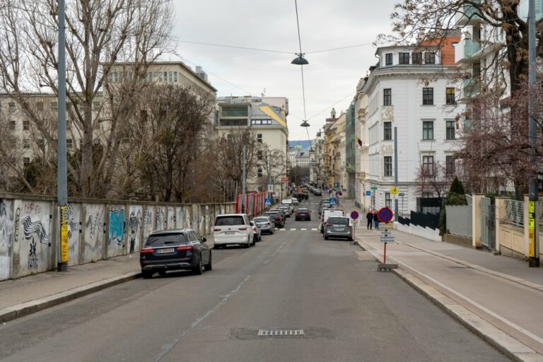 Blick von den Argentinierstraße in Richtung Karlsplatz und Innere Stadt, links Theresianumpark, rechts Anton-Benya-Park