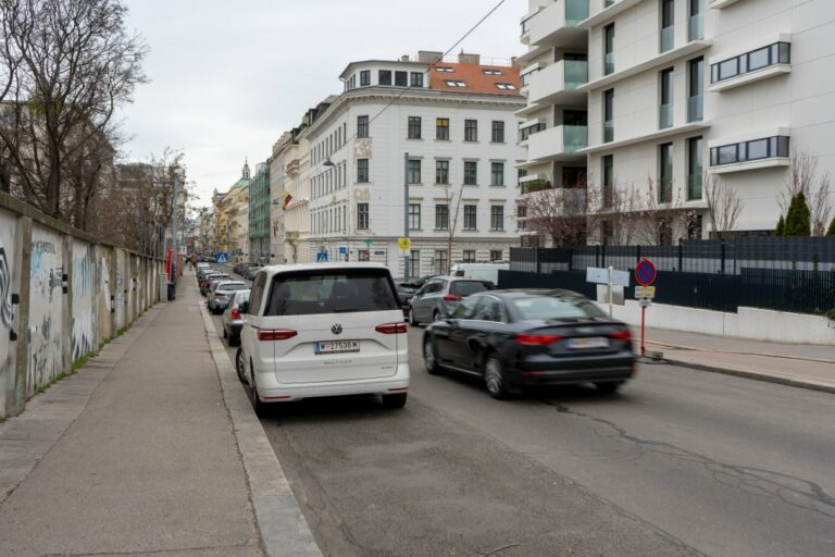 Autos in der Argentinierstraße, Mauer, Altbau, Neubau