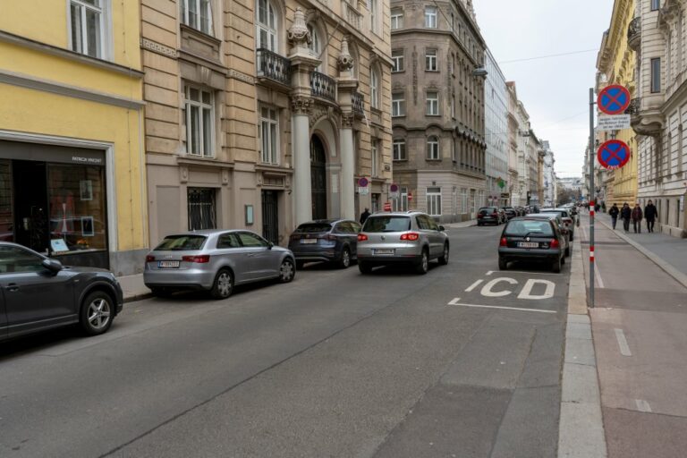 alte Häuser, Autos, Verkehrszeichen, Radweg, Fußgänger