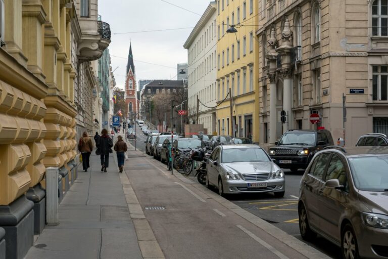 Fußgänger und Autos in der Argentinierstraße, Pfarrkirche St. Elisabeth