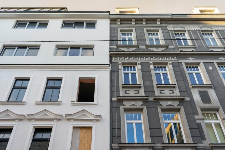 links aufgestocktes Gründerzeithaus, rechts Altbau mit detailreicher Fassade, 1170 Wien