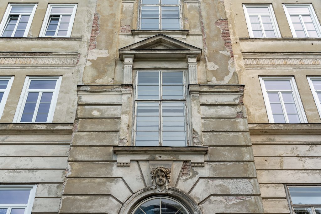 Fassade eines Klinikgebäudes in Wien, Schäden