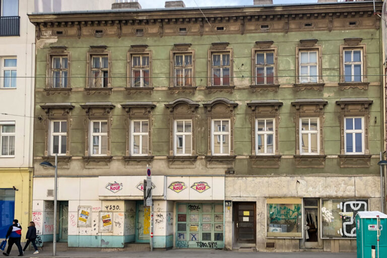 Altbau, Fassadenschmuck, Gründerzeit, Wien, Penzing, Abbruchhaus