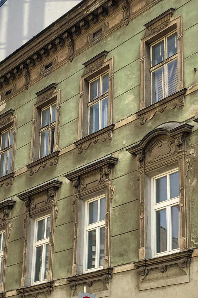 Fassade eines Gründerzeithauses in 1140 Wien