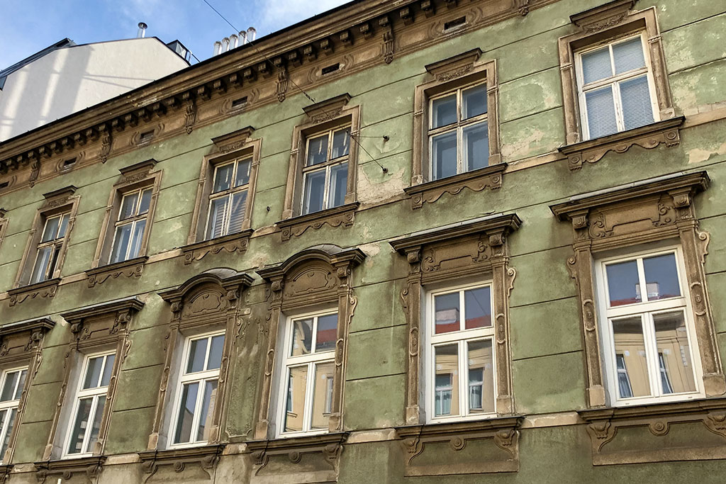 Gründerzeithaus mit Fassadendekor in Wien-Penzing, Linzer Straße