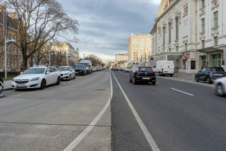 fahrende und parkende Autos in der Lothringerstraße, Jugendstilgebäude, Hotels, Bäume