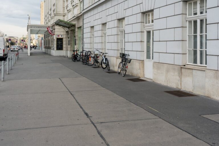Gehsteig vor einem Gebäude in Wien, angelehnte Fahrräder