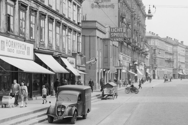 historische Fotoaufnahme der äußeren Mariahilfer Straße, Gebäude der "Lichtspiele Handl", Auto, Fußgänger, Häuserzeile