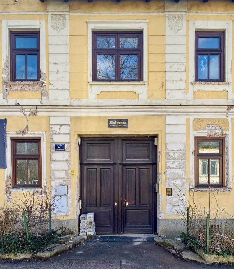 Eingangstür und Fassade eines Altbaus in Inzersdorf, Wien-Liesing