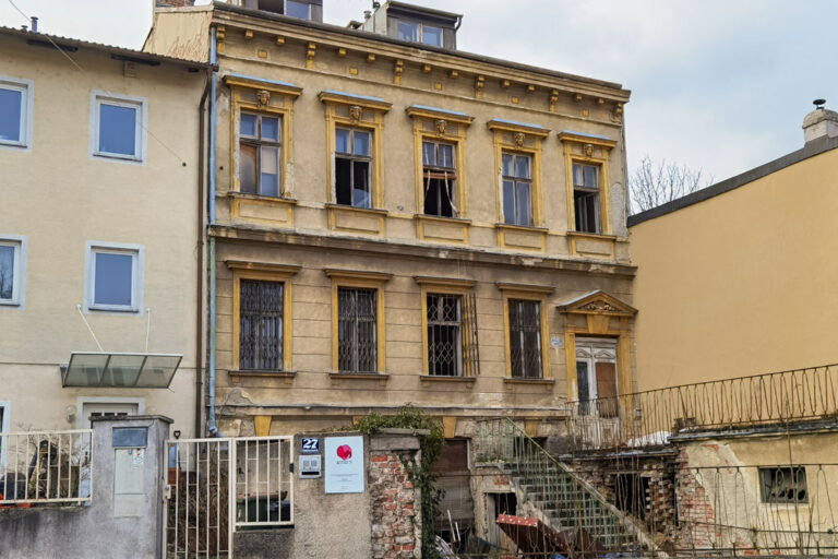 desolater Altbau in Wien-Hietzing, Historismus-Architektur, Ober Sankt Veit