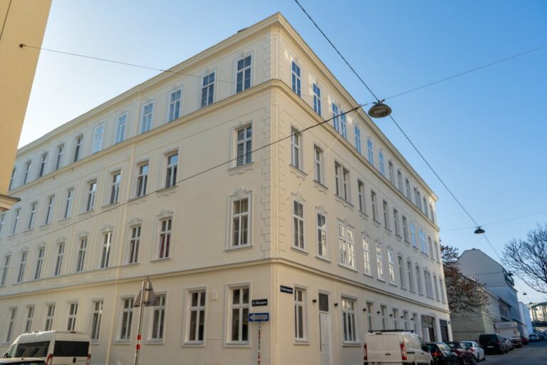 Altbau im 15. Bezirk an der Ecke Rosinagasse/Viktoriagasse nach der Sanierung