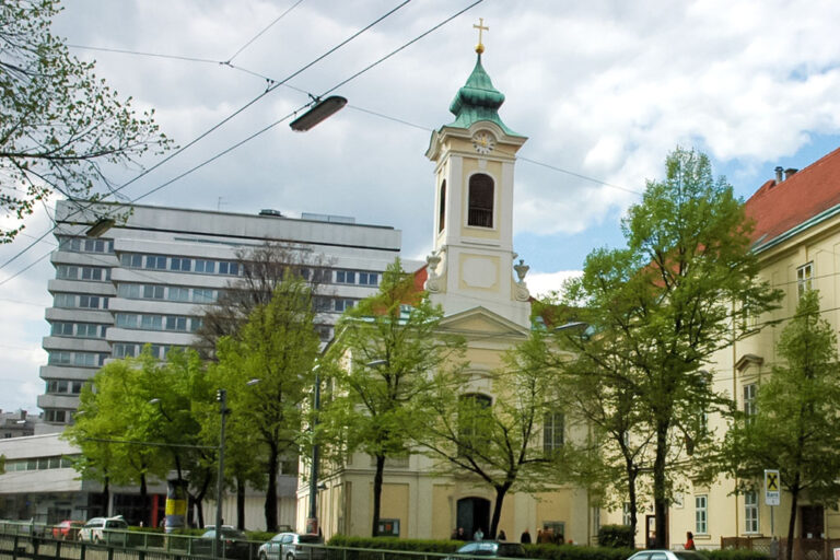 Kirche und Bürogebäude auf der Wiedner Hauptstraße, Wieden, Margareten, Bäume