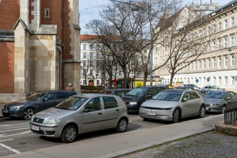 parkende Autos auf einem Platz in 1040 Wien, Kirche