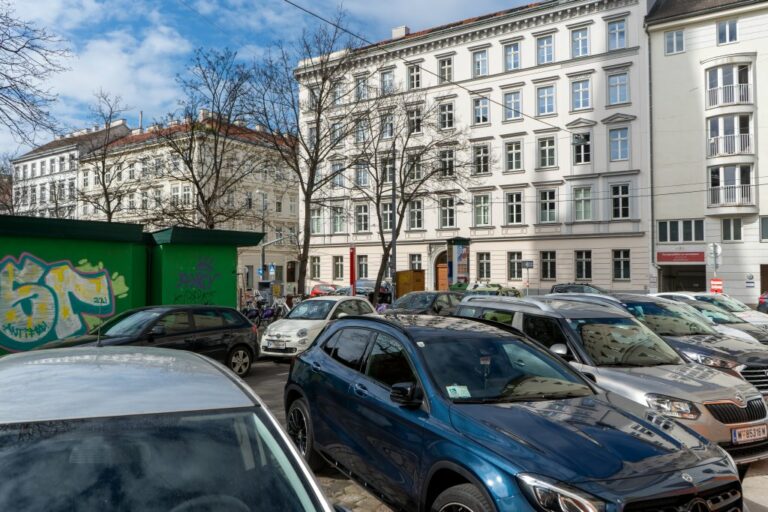 parkende Autos auf einem Platz in 1040 Wien