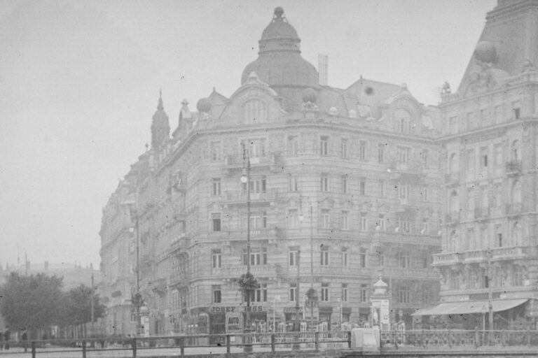 historische Aufnahme der Häuser am Julius-Raab-Platz