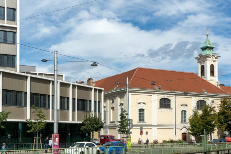 Kirche und Bürohaus in der Wiedner Hauptstraße