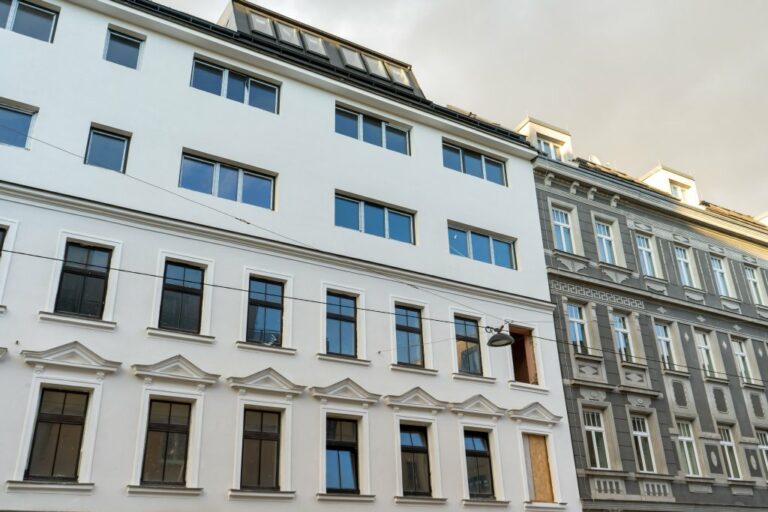 zwei Altbauten in Wien-Hernals, linkes Gebäude nachträglich aufgestockt