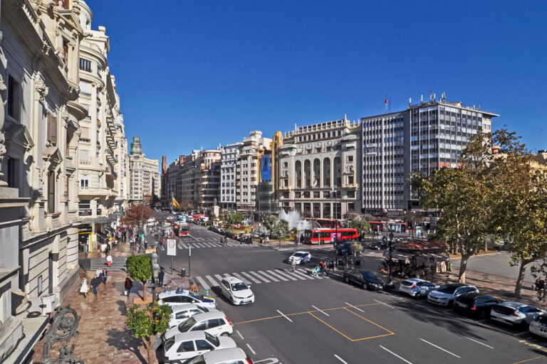 Platz in Valencia, Straße mit Autos, Bäume, hohe Gebäude