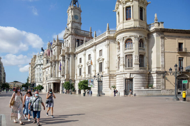 Plaça de l'Ajuntament, Plaza del Ayuntamiento, Platz in Spanien nach der Verkehrsberuhigung, Rathaus (Ayuntamiento), Fußgänger mit Gesichtsmasken