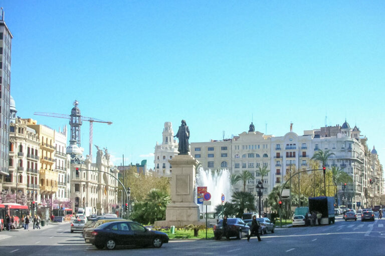 Denkmal in der Mitte eines Platzes in Valencia