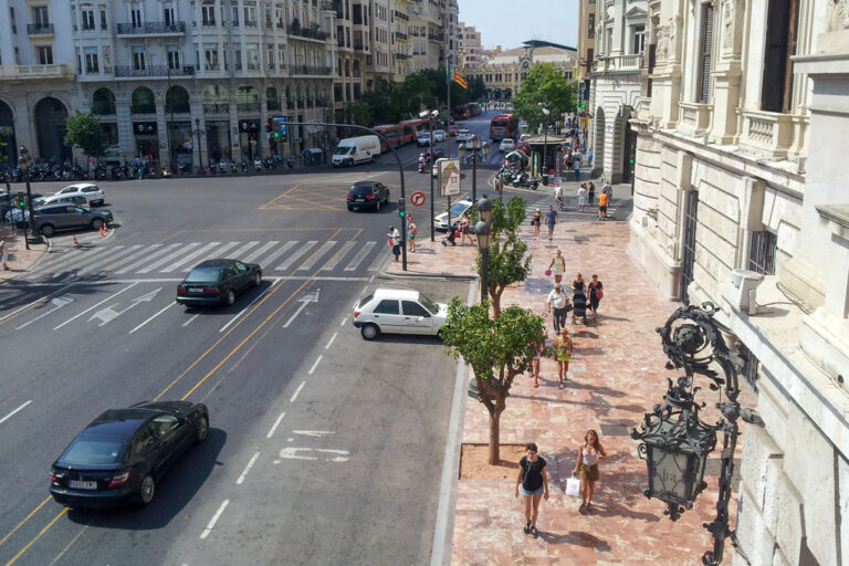 Gehsteig und Fahrbahn vor dem Rathaus von Valencia, alte Laterne, Fußgänger, Autos