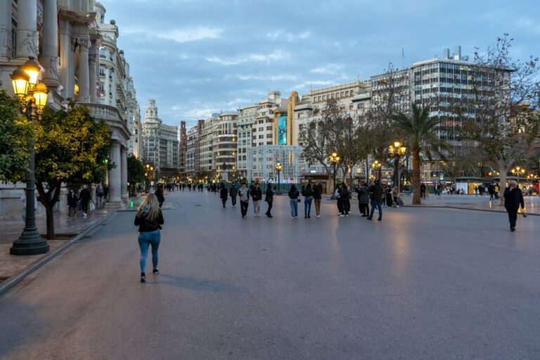 Plaça de l'Ajuntament am Abend