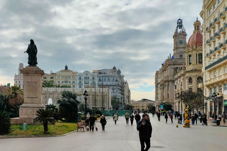 Fußgängerzone und Statue in Valencia